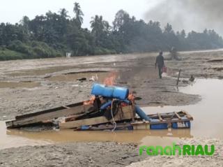 Menyala.! 3 Unit Rakit Sitingkai Dibakar Polisi di Pulau Banjar Kari