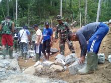 Danramil 02/BRM Pimpin Langsung Penyusunan Bronjong