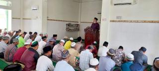 H. Abi Bahrun Menjadi Khatib di Masjid Nurul Iman Kecamatan Pinggir