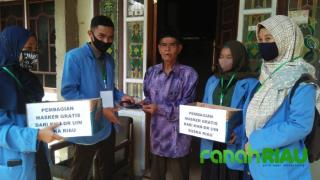 Perangi Covid-19, Mahasiswa KKN-DR, Bagikan Masker Gratis di Rantau Sialang