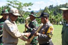 . Dansatgas Kodim 1306/Donggala Berikan Alat Perlengkapan TMMD