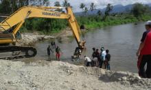 Sinergitas Masyarakat dan Satgas TMMD Pasang Oprit dan Abutment Jembatan Kura Kura