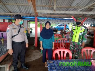 Babinsa, Polsek Serta Linmas Desa Pantau New Normal di Kecamatan Bantan