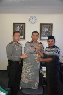 Ini Baru Kerennn.. Polresta Pekanbaru Berikan Bantuan Karpet Untuk Komunitas Studi Quran..