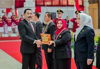 Prestasi dalam Pemerintahan, Bupati Bengkalis Menerima Penghargaan dari IPDN