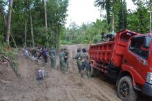 Cuaca Buruk Tak Halangi Satgas TMMD Bekerja