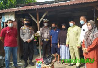 Wujud Kepedulian di Jumat Berkah, Kapolsek Mandau Menyapa Masyarakat Bagikan Sembako