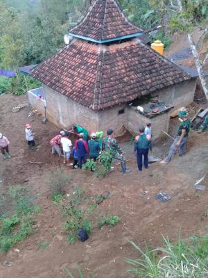TMMD,  Warga Angkut Batu Sisa Longsor Di Sisi Musolla Untuk Tempat Wudhu