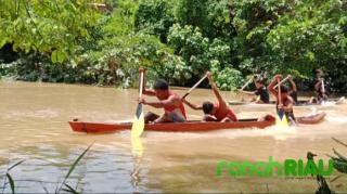 Meriah...! Desa Sangau Gelar Pacu Sampan, 66 Peserta Ambil Bagian
