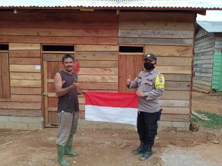 Cerita Polisi di INHU Antar Bendera Merah-Putih Ke Suku Pedalaman