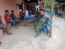 Ngopi Bareng Bersama Satgas TMMD dan Warga di Warung Mak Iwan