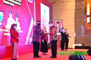 Berikan Pelayanan Publik Prima, Wali Kota Pekanbaru raih Piala Adicita Sewaka Pertiwi dari Kemenpan