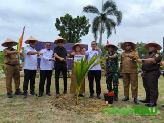 Ambil Langkah Strategis dalam Ketahanan Pangan, Rutan Kelas I Pekanbaru tanam 1905 Bibit Kelapa