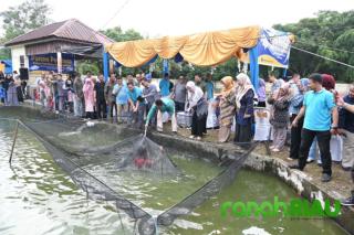 Senyum sumringah rombongan Rektor, Kolam Ikan Fakultas Perikanan Unri bakal digarap Komersial