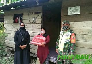Babinsa Koramil 01/Bengkalis Serda Bandarudin Dampingi Pembagian Sembako