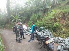Orang Tua Asuh Meminta Foto Bareng Sebagai Kenang Kenangan