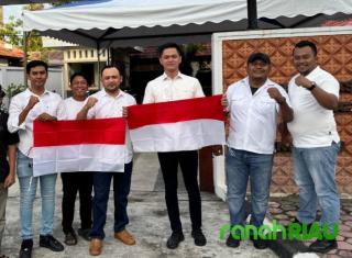 Wakil Ketua DPRD Bengkalis Bagikan 500 Bendera Merah Putih dan Umumkan Turnamen Domino