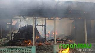 Rumah Warga Bersebelahan Kantor Bupati Bengkalis Ludes Terbakar