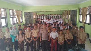 Bripka Eky Boy Venalosa Sosialisasikan Bahaya Narkoba Kepada Siswa SMPN 4 Singingi