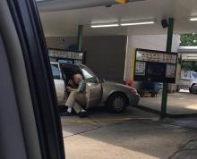 Hhmmm... Romantis Banget, Kakek Ini Suapi Istrinya Es Krim, Netizen Kagum...