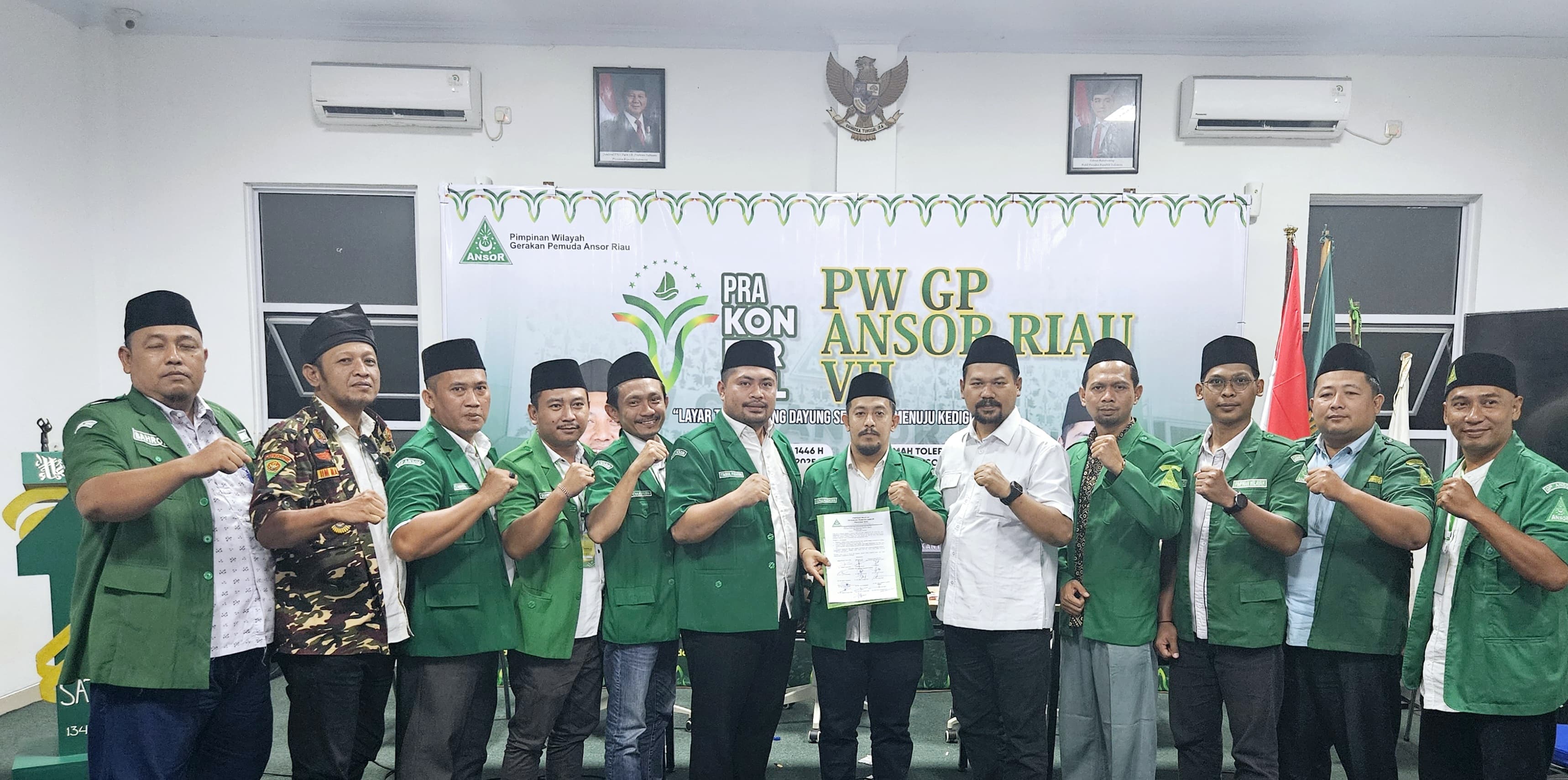 Khoirul Huda dengan Pimpinan Pusat GP Ansor Riau dan 12 Ketua Pimpinan Cabang GP Ansor se-Riau, seusai Pra-Konferwil GP Ansor Riau, Ahad (09/02/2025)