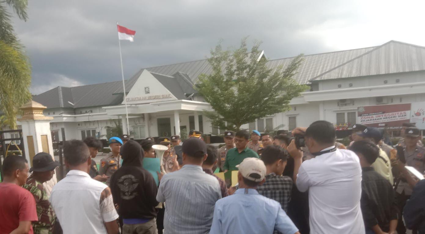 demo di depan Kantor Kejari Siak dengan maksud agar pihak Kejari Siak mendengar aspirasi masyarakat, pemuda dan mahasiswa